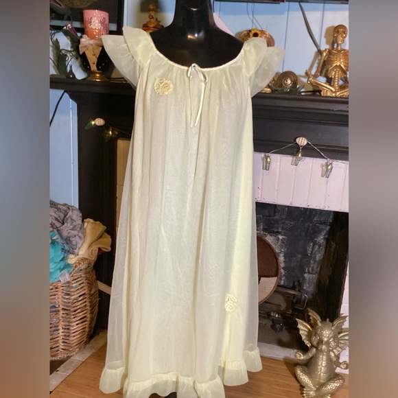 1960’s Green Ruffle Trim Rose Detail Nylon Lingerie Night Gown Small - Picture 1 of 11